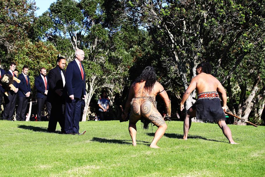 Pi di 400 guerrieri, in maggioranza Ngapuhi, uomini e donne, li hanno accolti con una Pwhiri (la cerimonia di benvenuto) a Waitangi, considerato il luogo di nascita della Nuova Zelanda, dove fu firmato il trattato tra i maori e gli inglesi